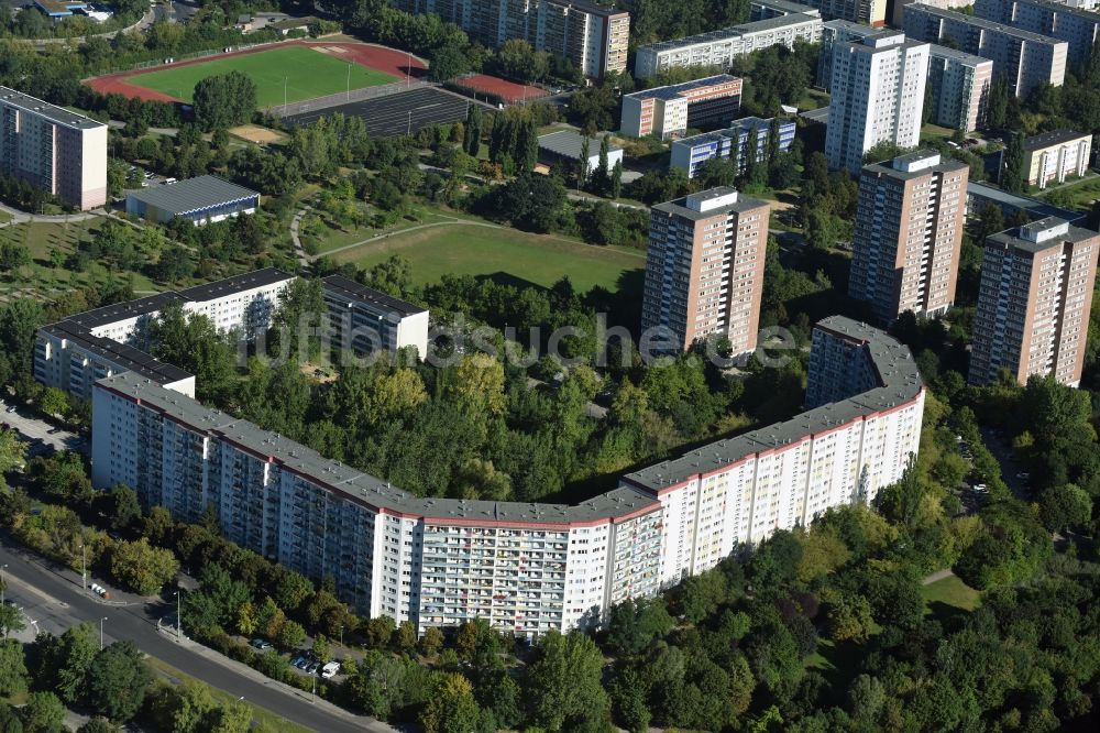 Luftbild Berlin - Plattenbau- Hochhaus- Wohnsiedlung im Stadtteil Marzahn in Berlin