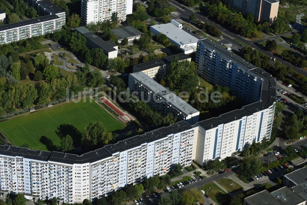 Luftbild Berlin - Plattenbau- Hochhaus- Wohnsiedlung im Stadtteil Marzahn in Berlin