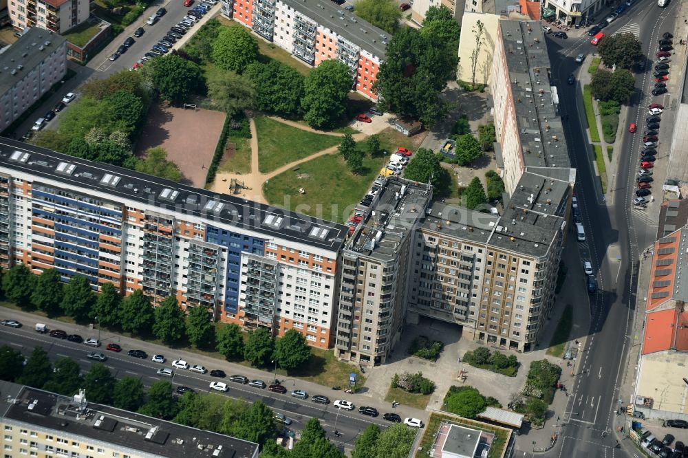 Luftbild Berlin - Plattenbau- Hochhaus- Wohnsiedlung im Stadtteil Mitte in Berlin