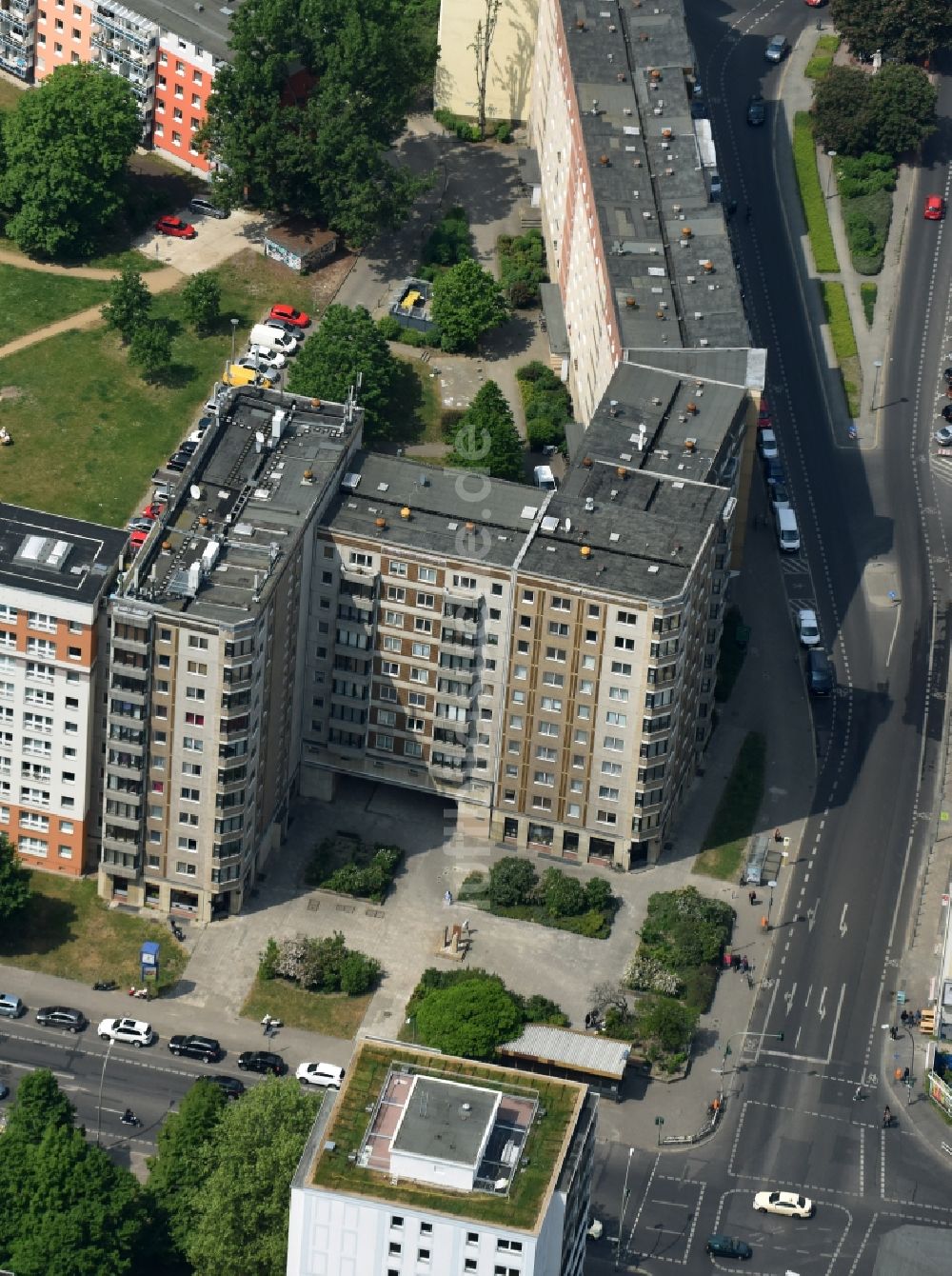 Luftaufnahme Berlin - Plattenbau- Hochhaus- Wohnsiedlung im Stadtteil Mitte in Berlin