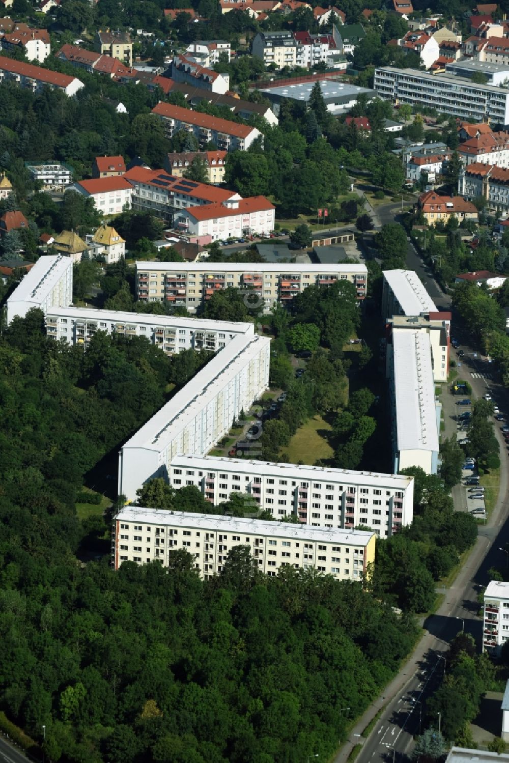 Markkleeberg von oben - Plattenbau- Hochhaus- Wohnsiedlung Städtelner Straße in Markkleeberg im Bundesland Sachsen