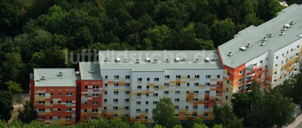 Luftaufnahme Erfurt - Plattenbau- Hochhaus- Wohnsiedlung in der Straße Haselnußweg in Erfurt im Bundesland Thüringen