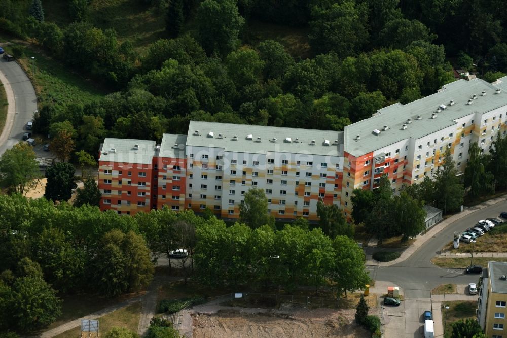 Erfurt von oben - Plattenbau- Hochhaus- Wohnsiedlung in der Straße Haselnußweg in Erfurt im Bundesland Thüringen