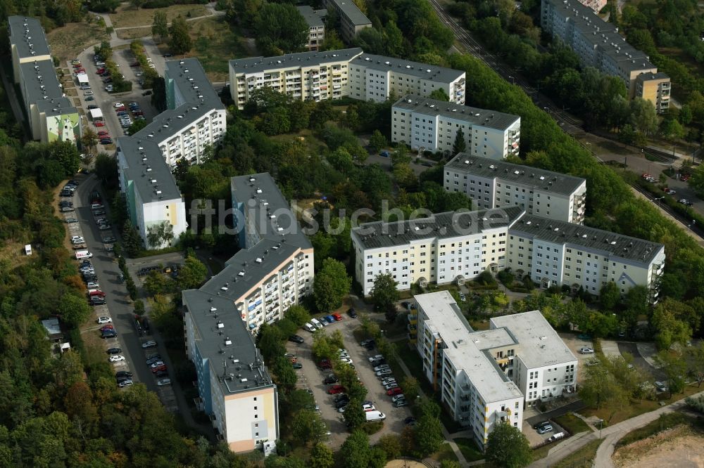 Luftaufnahme Erfurt - Plattenbau- Hochhaus- Wohnsiedlung an der Straße Seidelbastweg in Erfurt im Bundesland Thüringen