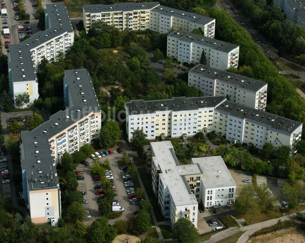 Erfurt von oben - Plattenbau- Hochhaus- Wohnsiedlung an der Straße Seidelbastweg in Erfurt im Bundesland Thüringen