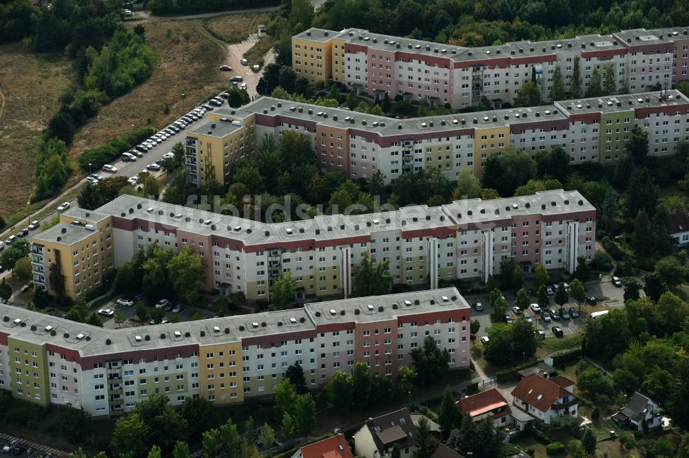 Erfurt von oben - Plattenbau- Hochhaus- Wohnsiedlung an der Straße Am Wiesenhügel in Erfurt im Bundesland Thüringen