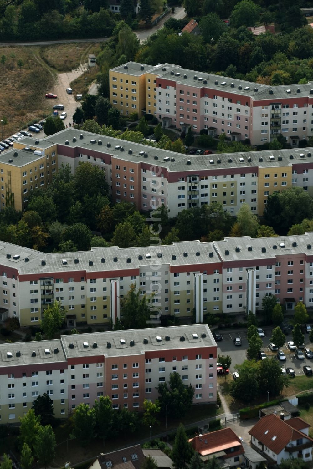 Erfurt aus der Vogelperspektive: Plattenbau- Hochhaus- Wohnsiedlung an der Straße Am Wiesenhügel in Erfurt im Bundesland Thüringen