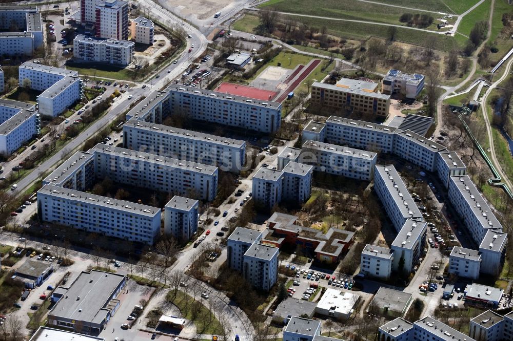 Berlin aus der Vogelperspektive: Plattenbau- Hochhaus- Wohnsiedlung Suhler Straße - Alte Hellersdorfer Straße im Ortsteil Hellersdorf in Berlin