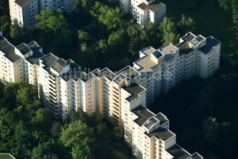 Berlin aus der Vogelperspektive: Plattenbau- Hochhaus- Wohnsiedlung Thermometersiedlung im Ortsteil Lichterfelde in Berlin, Deutschland