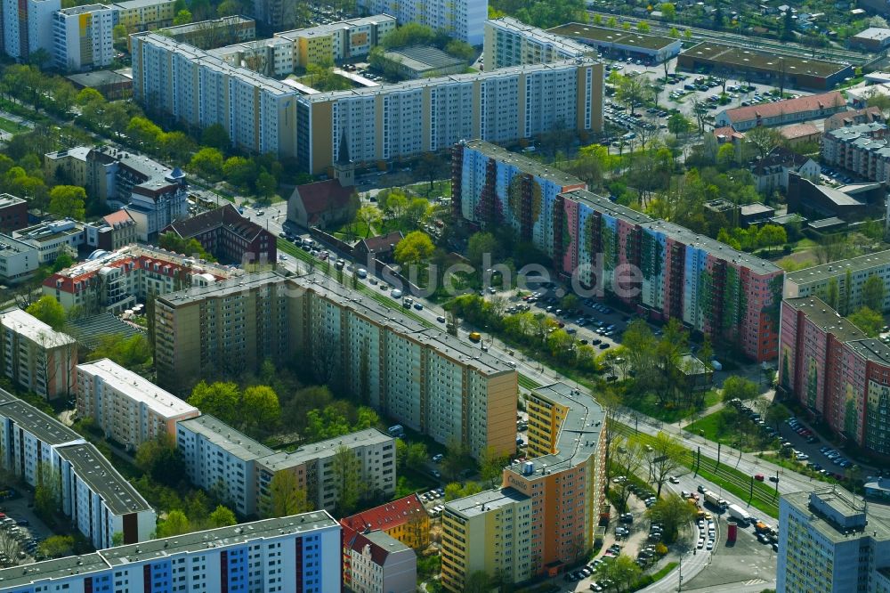 Luftbild Berlin - Plattenbau- Hochhaus- Wohnsiedlung Am Tierpark im Ortsteil Lichtenberg in Berlin, Deutschland