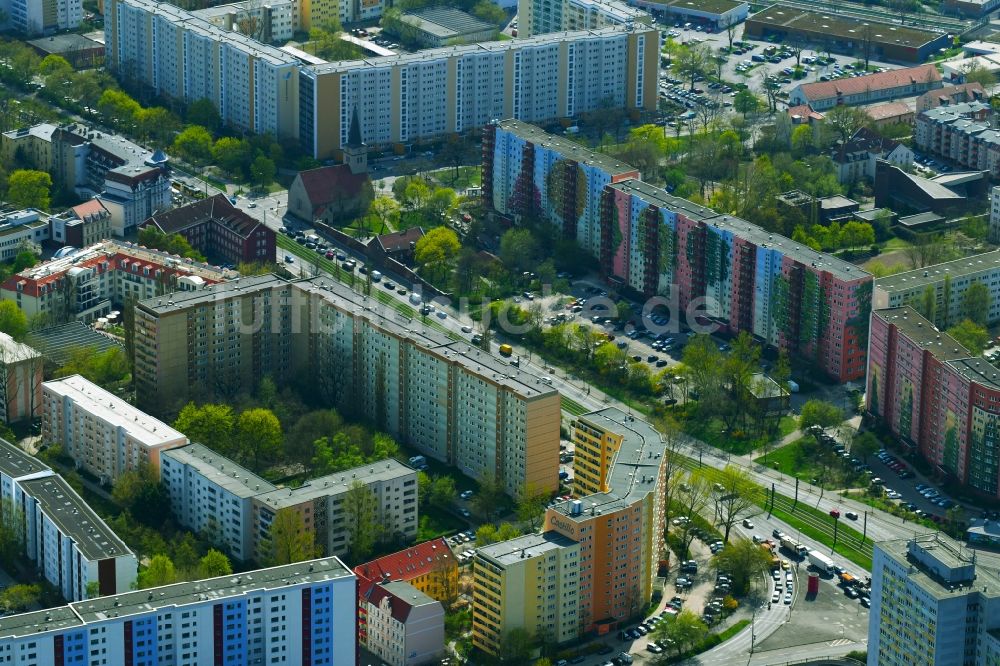 Luftaufnahme Berlin - Plattenbau- Hochhaus- Wohnsiedlung Am Tierpark im Ortsteil Lichtenberg in Berlin, Deutschland