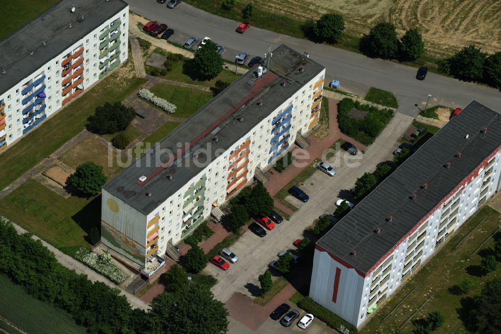 Plau am See aus der Vogelperspektive: Plattenbau- Hochhaus- Wohnsiedlung Vogelsang in Plau am See im Bundesland Mecklenburg-Vorpommern