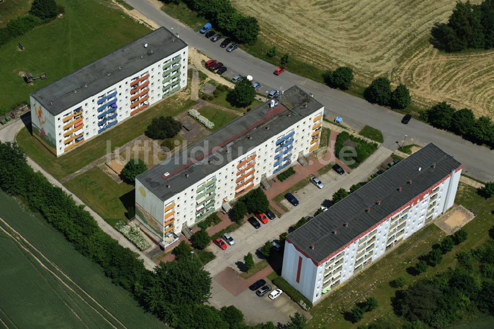 Luftbild Plau am See - Plattenbau- Hochhaus- Wohnsiedlung Vogelsang in Plau am See im Bundesland Mecklenburg-Vorpommern