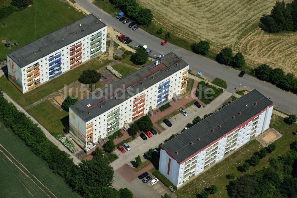 Luftaufnahme Plau am See - Plattenbau- Hochhaus- Wohnsiedlung Vogelsang in Plau am See im Bundesland Mecklenburg-Vorpommern