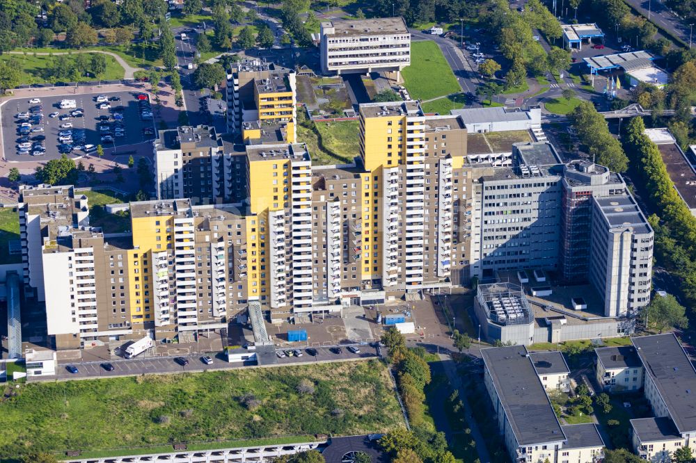 Chorweiler aus der Vogelperspektive: Plattenbau- Hochhaus- Wohnsiedlung in Volkhoven/Weiler im Bundesland Nordrhein-Westfalen, Deutschland