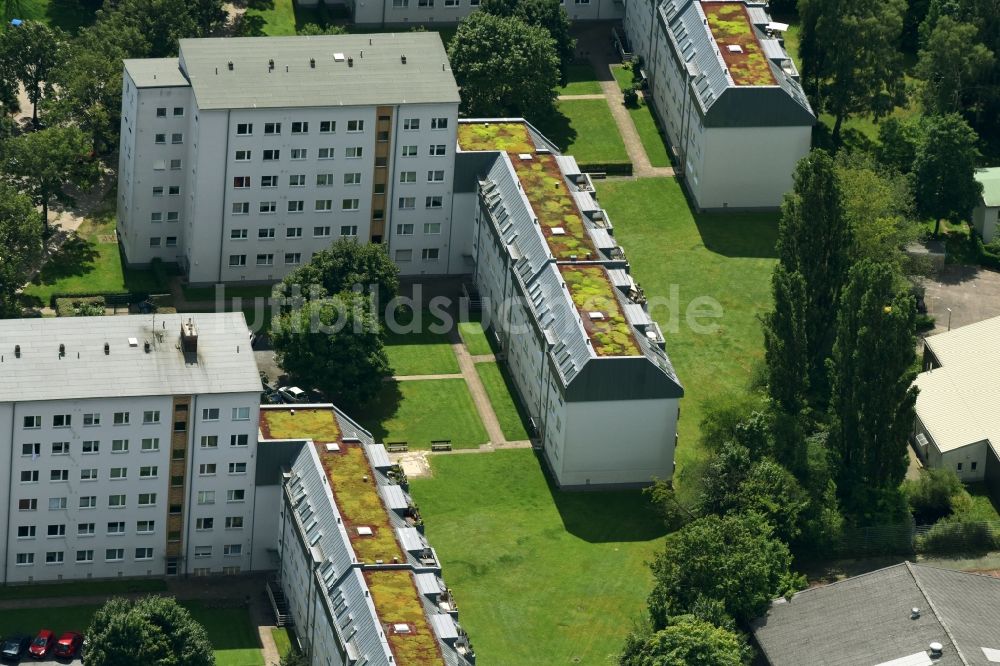 Luftaufnahme Berlin - Plattenbau- Hochhaus- Wohnsiedlung Wedellstraße im Ortsteil Bezirk Steglitz-Zehlendorf in Berlin, Deutschland