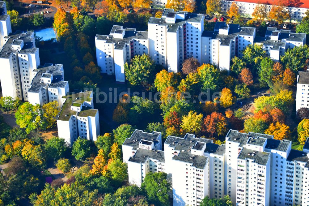 Luftaufnahme Berlin - Plattenbau- Hochhaus- Wohnsiedlung Weiße Siedlung in Berlin