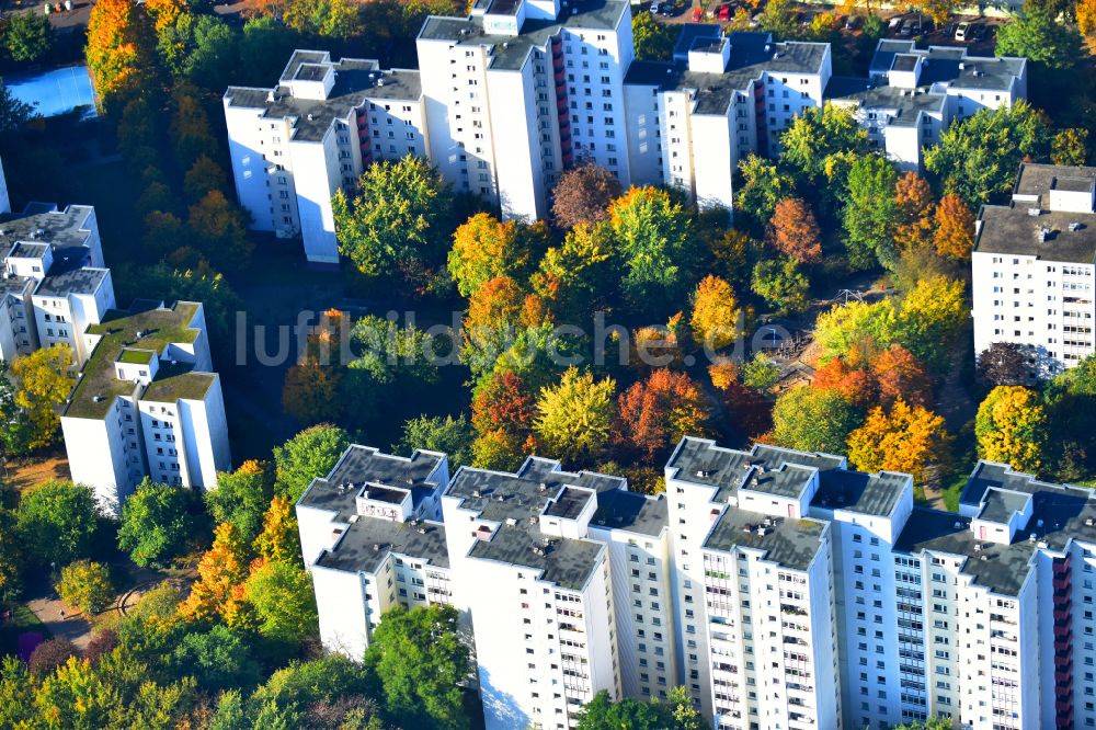 Berlin aus der Vogelperspektive: Plattenbau- Hochhaus- Wohnsiedlung Weiße Siedlung in Berlin