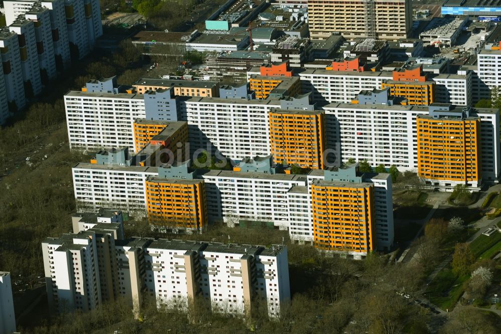 Berlin von oben - Plattenbau- Hochhaus- Wohnsiedlung am Wilhelmsruher Damm im Ortsteil Märkisches Viertel in Berlin, Deutschland