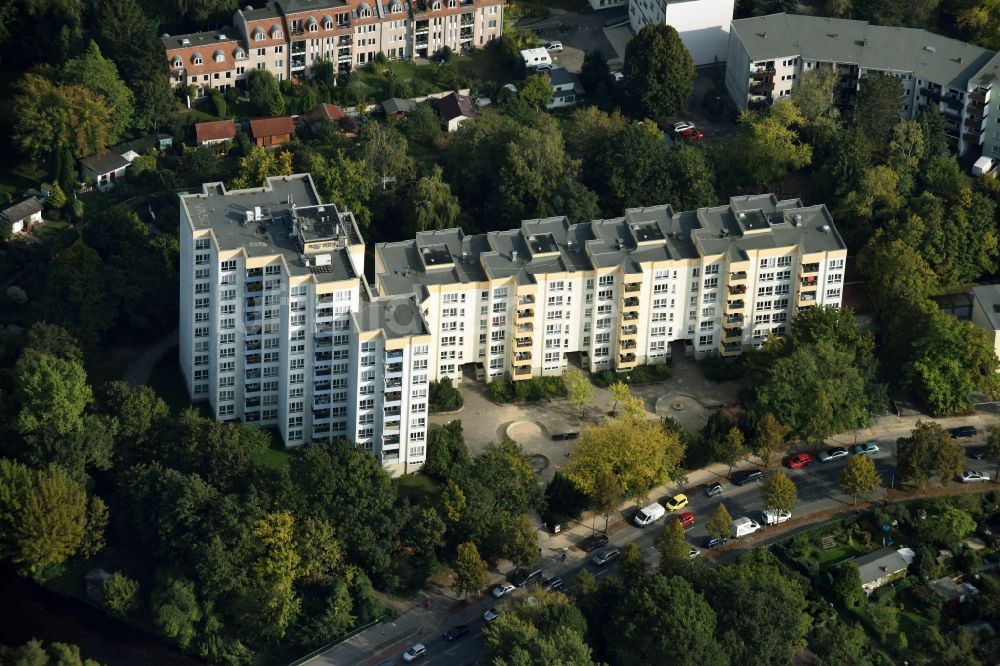 Berlin aus der Vogelperspektive: Plattenbau- Hochhaus- Wohnsiedlung Wismarer Straße in Berlin