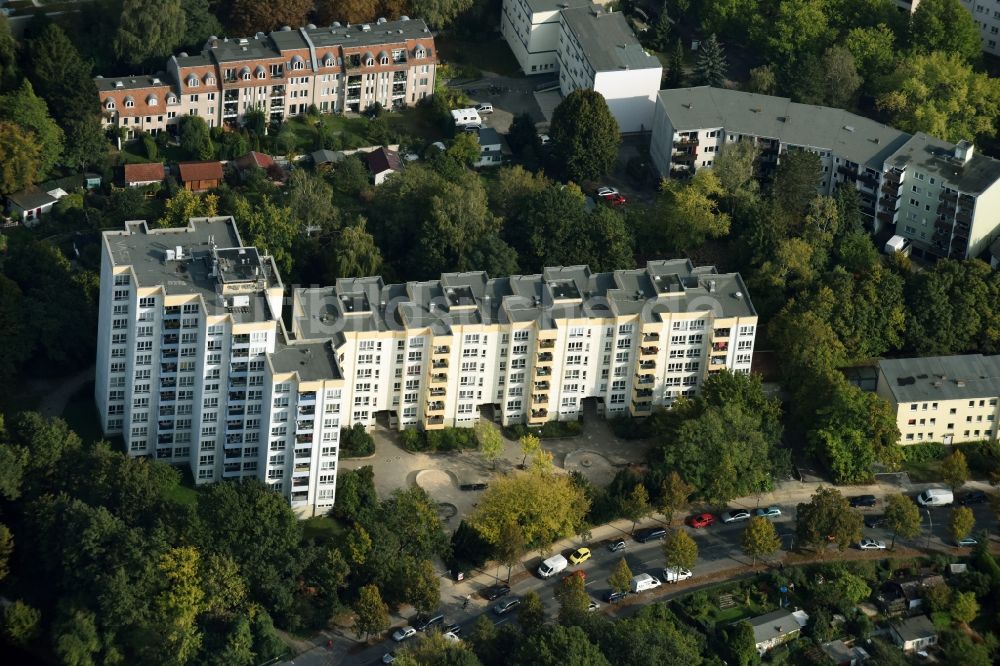 Luftbild Berlin - Plattenbau- Hochhaus- Wohnsiedlung Wismarer Straße in Berlin