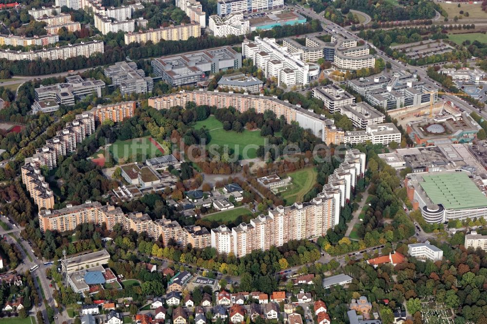 München aus der Vogelperspektive: Plattenbau- Hochhaus- Wohnsiedlung im Wohnring am Theodor-Heuss-Platz in München im Bundesland Bayern