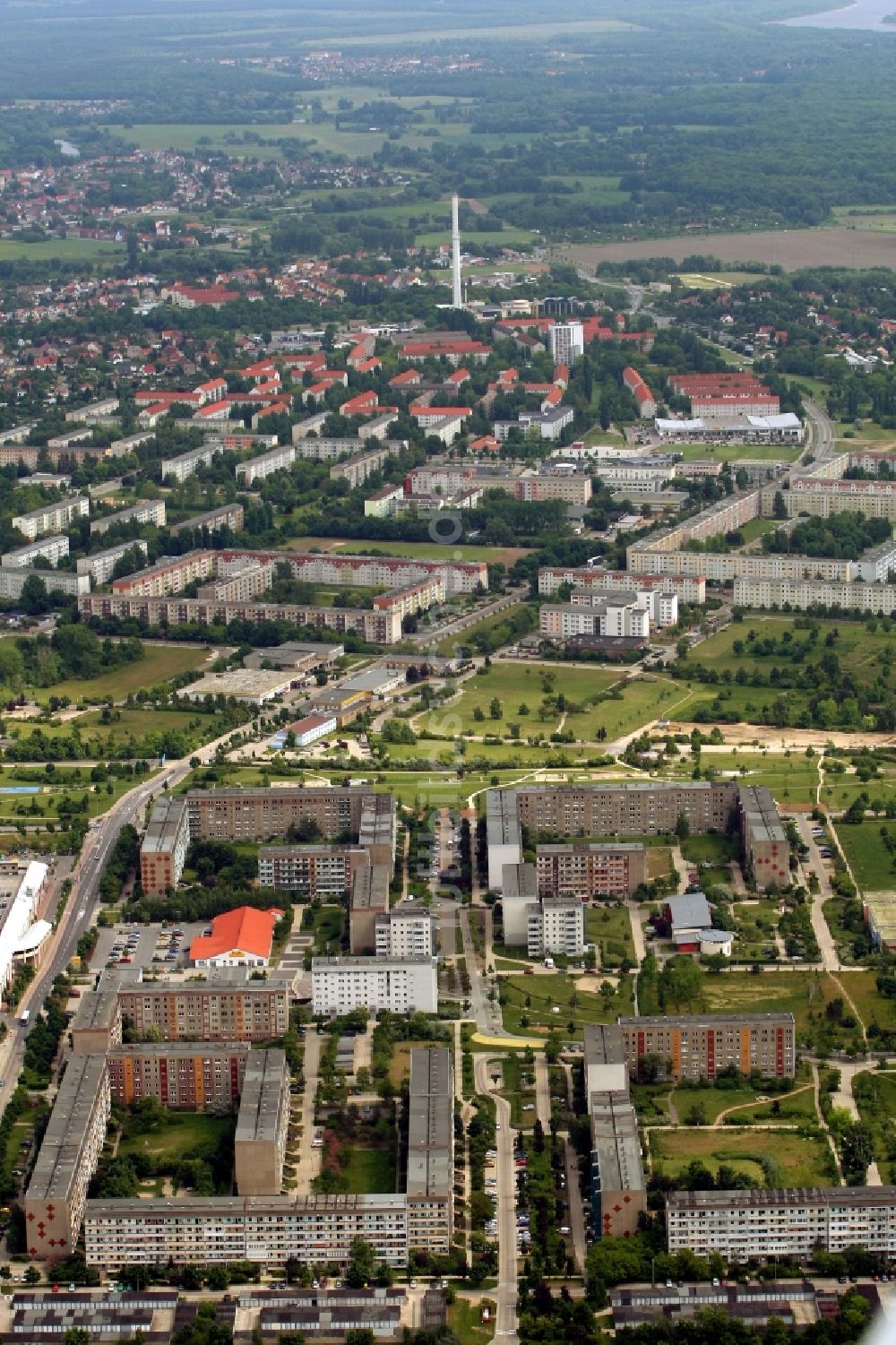 Luftaufnahme Wolfen - Plattenbau- Hochhaus- Wohnsiedlung in Wolfen im Bundesland Sachsen-Anhalt, Deutschland