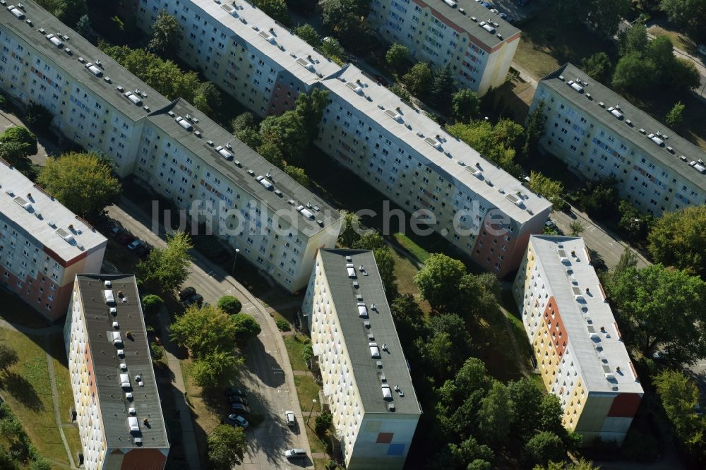 Wolmirstedt aus der Vogelperspektive: Plattenbau- Hochhaus- Wohnsiedlung in Wolmirstedt im Bundesland Sachsen-Anhalt