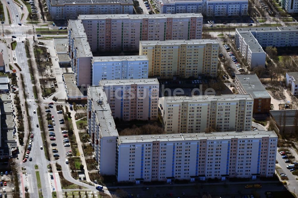 Luftaufnahme Berlin - Plattenbau- Hochhaus- Wohnsiedlung Zossener Straße - Alte Hellersdorfer Straße im Ortsteil Hellersdorf in Berlin