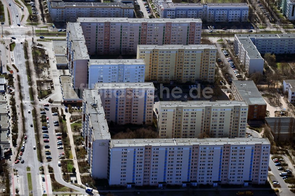 Berlin von oben - Plattenbau- Hochhaus- Wohnsiedlung Zossener Straße - Alte Hellersdorfer Straße im Ortsteil Hellersdorf in Berlin