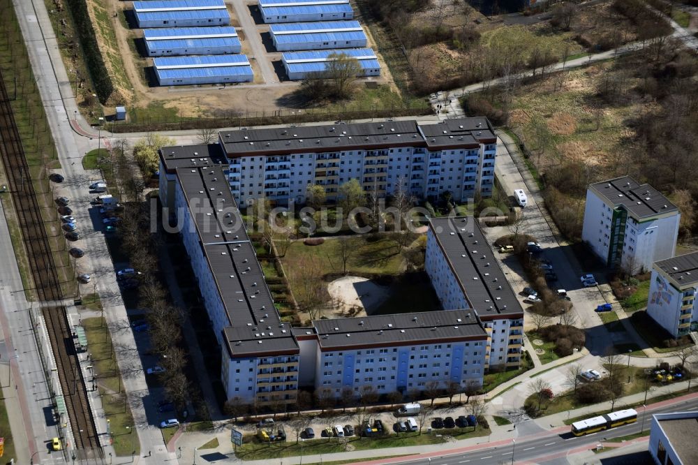 Berlin aus der Vogelperspektive: Plattenbau- Hochhaus- Wohnsiedlung Zossener Straße - Alte Hellersdorfer Straße im Ortsteil Hellersdorf in Berlin