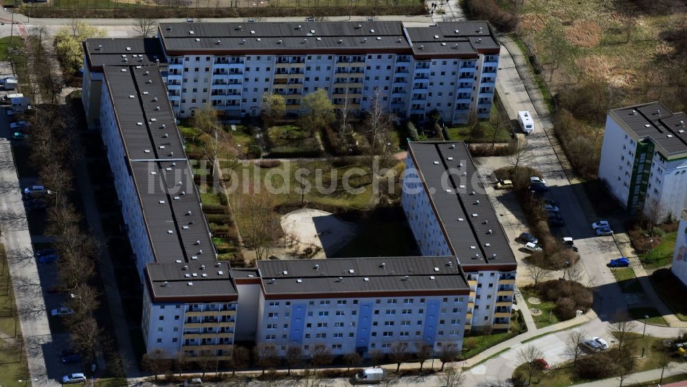 Luftbild Berlin - Plattenbau- Hochhaus- Wohnsiedlung Zossener Straße - Alte Hellersdorfer Straße im Ortsteil Hellersdorf in Berlin