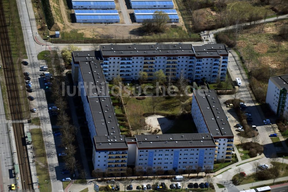 Luftaufnahme Berlin - Plattenbau- Hochhaus- Wohnsiedlung Zossener Straße - Alte Hellersdorfer Straße im Ortsteil Hellersdorf in Berlin