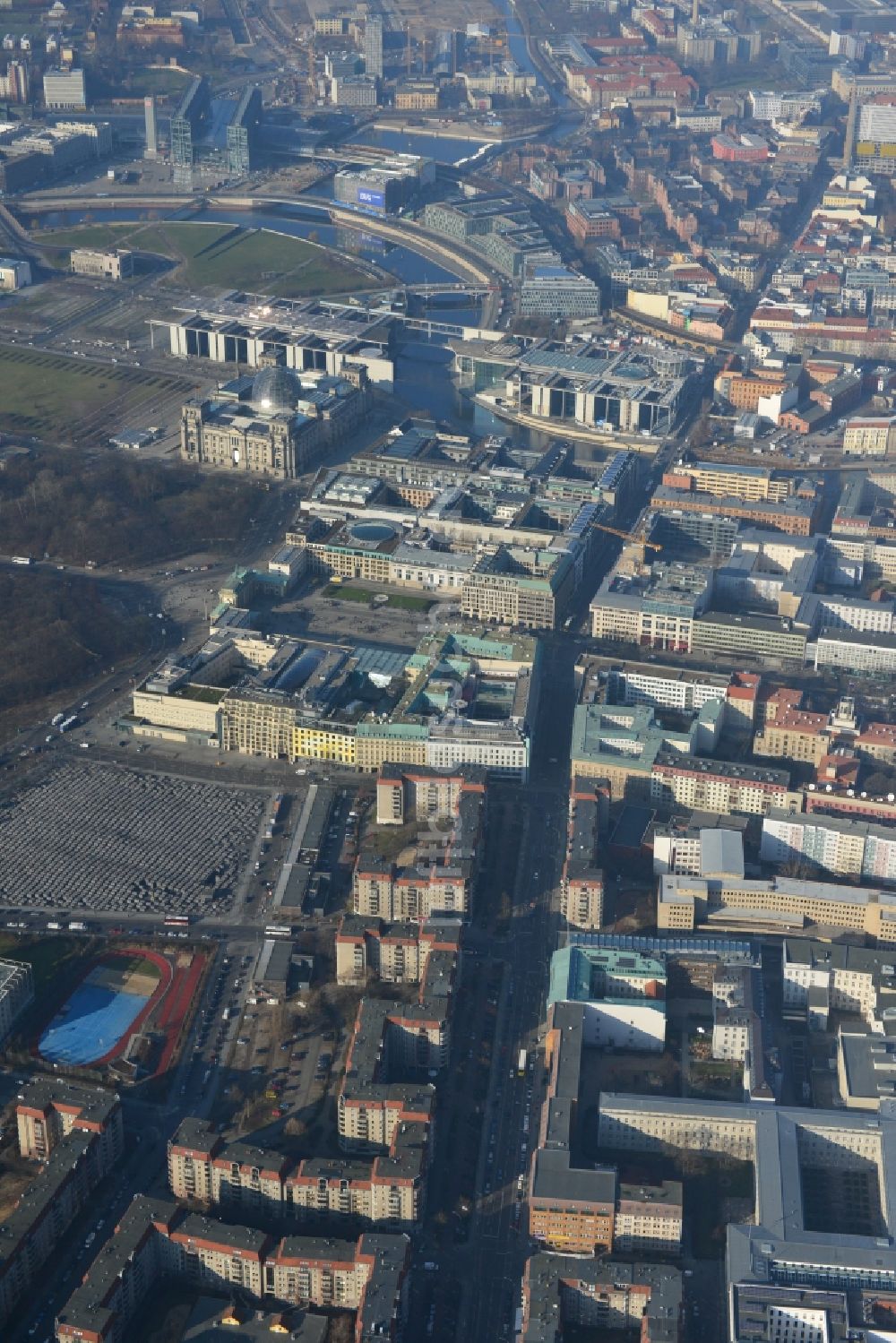 Berlin Mitte von oben - Plattenbau- Mehrfamilienhaus- Gebäude an der Wilhelmstraße im Stadtteil Mitte in Berlin