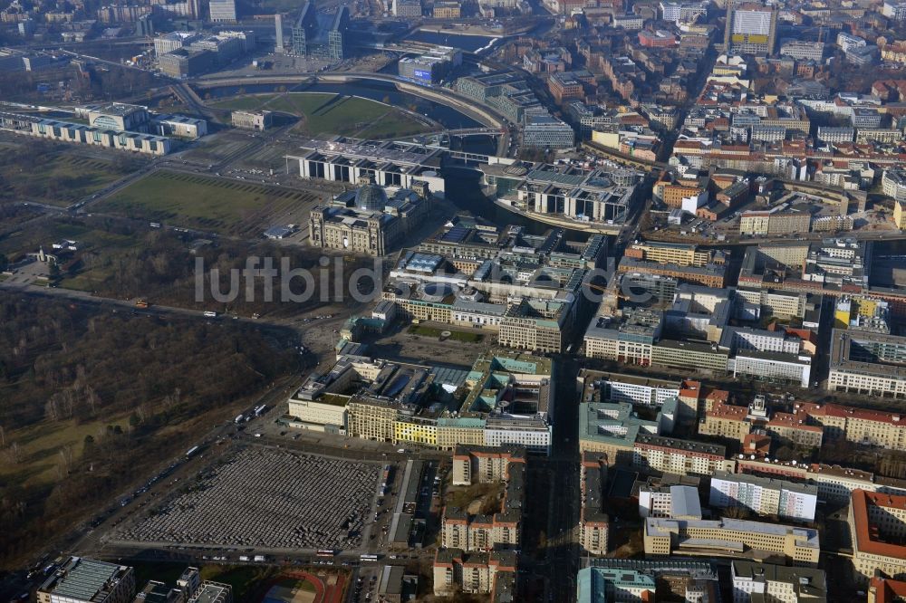 Berlin Mitte aus der Vogelperspektive: Plattenbau- Mehrfamilienhaus- Gebäude an der Wilhelmstraße im Stadtteil Mitte in Berlin