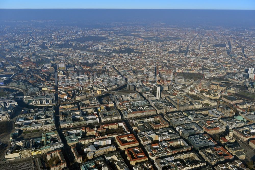 Luftbild Berlin Mitte - Plattenbau- Mehrfamilienhaus- Gebäude an der Wilhelmstraße im Stadtteil Mitte in Berlin