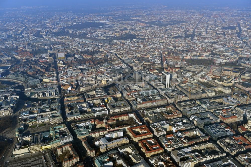 Luftaufnahme Berlin Mitte - Plattenbau- Mehrfamilienhaus- Gebäude an der Wilhelmstraße im Stadtteil Mitte in Berlin