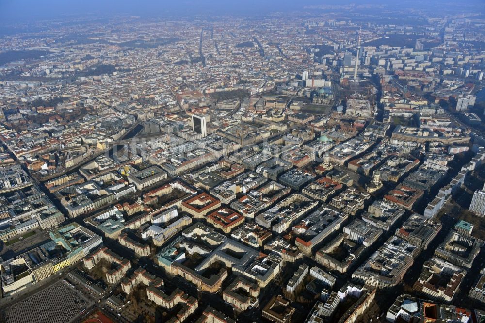 Berlin Mitte aus der Vogelperspektive: Plattenbau- Mehrfamilienhaus- Gebäude an der Wilhelmstraße im Stadtteil Mitte in Berlin