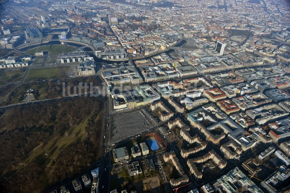 Luftbild Berlin Mitte - Plattenbau- Mehrfamilienhaus- Gebäude an der Wilhelmstraße im Stadtteil Mitte in Berlin