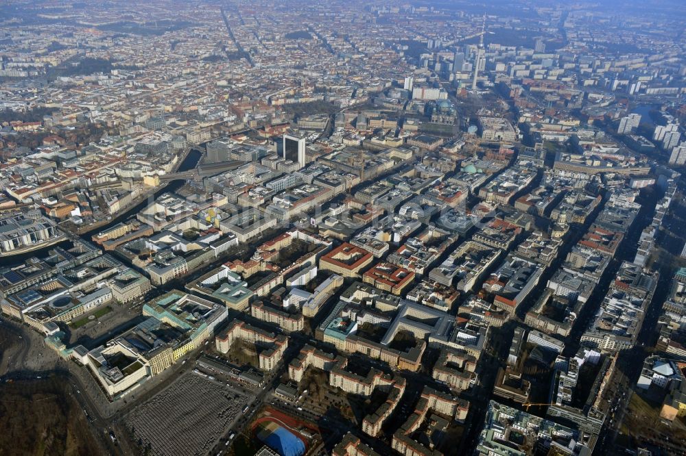 Luftaufnahme Berlin Mitte - Plattenbau- Mehrfamilienhaus- Gebäude an der Wilhelmstraße im Stadtteil Mitte in Berlin