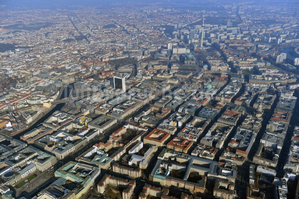 Berlin Mitte von oben - Plattenbau- Mehrfamilienhaus- Gebäude an der Wilhelmstraße im Stadtteil Mitte in Berlin