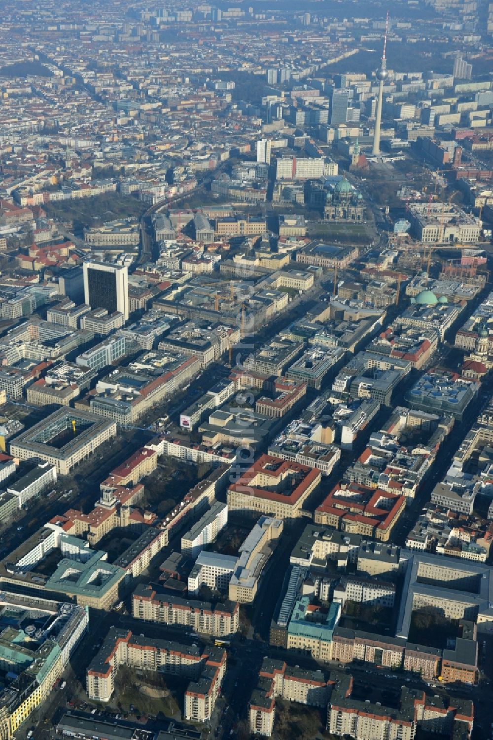 Berlin Mitte aus der Vogelperspektive: Plattenbau- Mehrfamilienhaus- Gebäude an der Wilhelmstraße im Stadtteil Mitte in Berlin