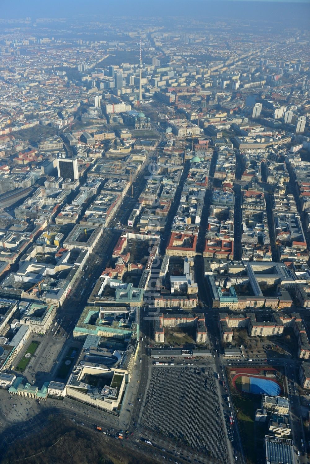 Luftaufnahme Berlin Mitte - Plattenbau- Mehrfamilienhaus- Gebäude an der Wilhelmstraße im Stadtteil Mitte in Berlin