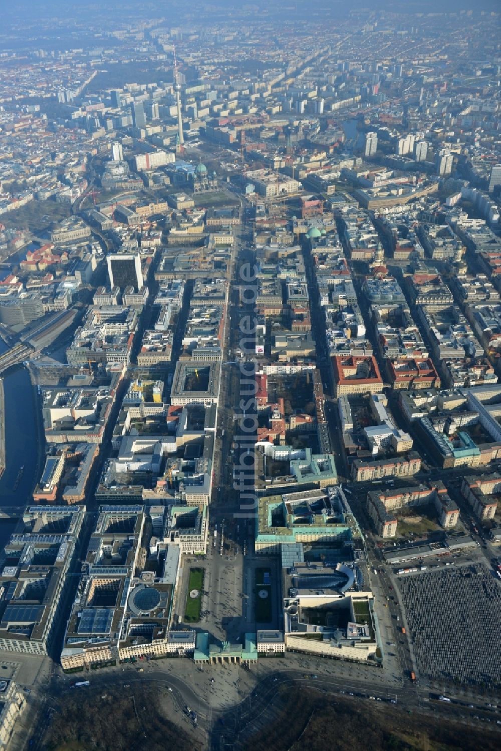 Berlin Mitte von oben - Plattenbau- Mehrfamilienhaus- Gebäude an der Wilhelmstraße im Stadtteil Mitte in Berlin