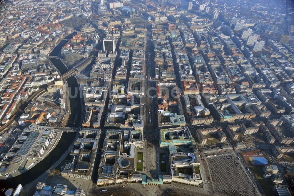 Berlin Mitte aus der Vogelperspektive: Plattenbau- Mehrfamilienhaus- Gebäude an der Wilhelmstraße im Stadtteil Mitte in Berlin