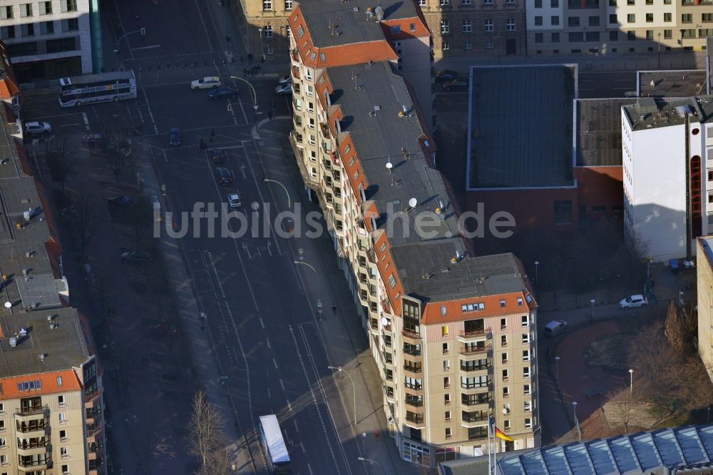 Luftbild Berlin Mitte - Plattenbau- Mehrfamilienhaus- Gebäude an der Wilhelmstraße im Stadtteil Mitte in Berlin