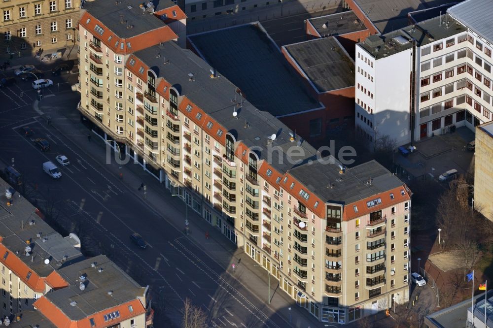 Luftaufnahme Berlin Mitte - Plattenbau- Mehrfamilienhaus- Gebäude an der Wilhelmstraße im Stadtteil Mitte in Berlin