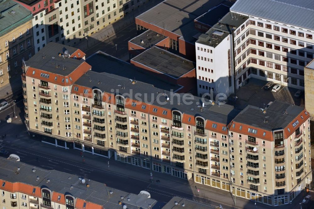 Berlin Mitte von oben - Plattenbau- Mehrfamilienhaus- Gebäude an der Wilhelmstraße im Stadtteil Mitte in Berlin