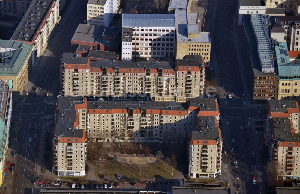 Berlin Mitte aus der Vogelperspektive: Plattenbau- Mehrfamilienhaus- Gebäude an der Wilhelmstraße im Stadtteil Mitte in Berlin