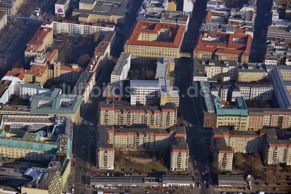 Luftbild Berlin Mitte - Plattenbau- Mehrfamilienhaus- Gebäude an der Wilhelmstraße im Stadtteil Mitte in Berlin